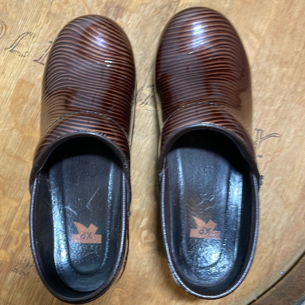 Dansko XP Brown Patent Leather Professional Clogs Sz 39.  8-1/2/ 9